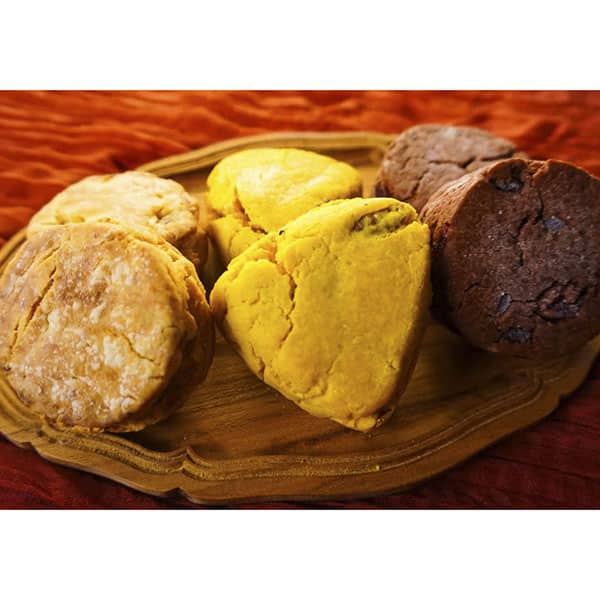 木のお皿にグルテンフリーのスコーンが6つ