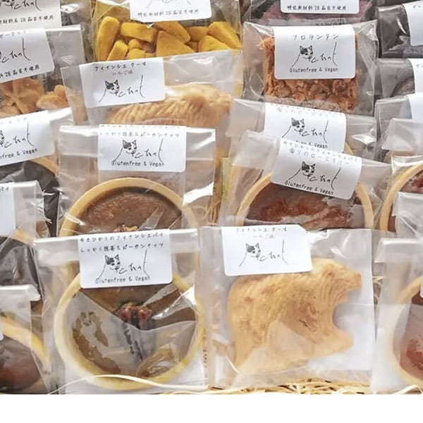 たくさんの焼き菓子やグルテンフリーのクッキー