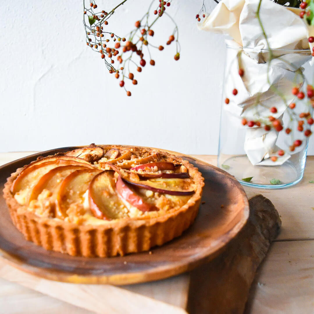 グルテンフリーのリンゴとラムレーズン、くるみのタルト
