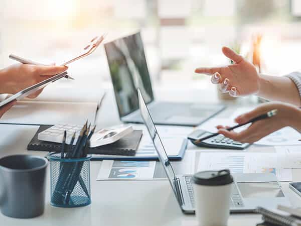 企画を話し合う人たち