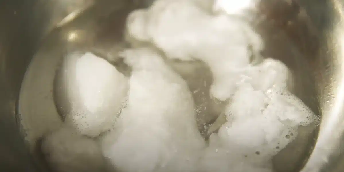 完全無欠バターサンドの作り方 ココナッツオイルを湯煎する