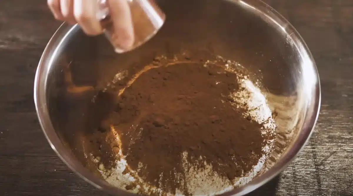 至高のチョコサンドクッキー 材料をボウルに入れている