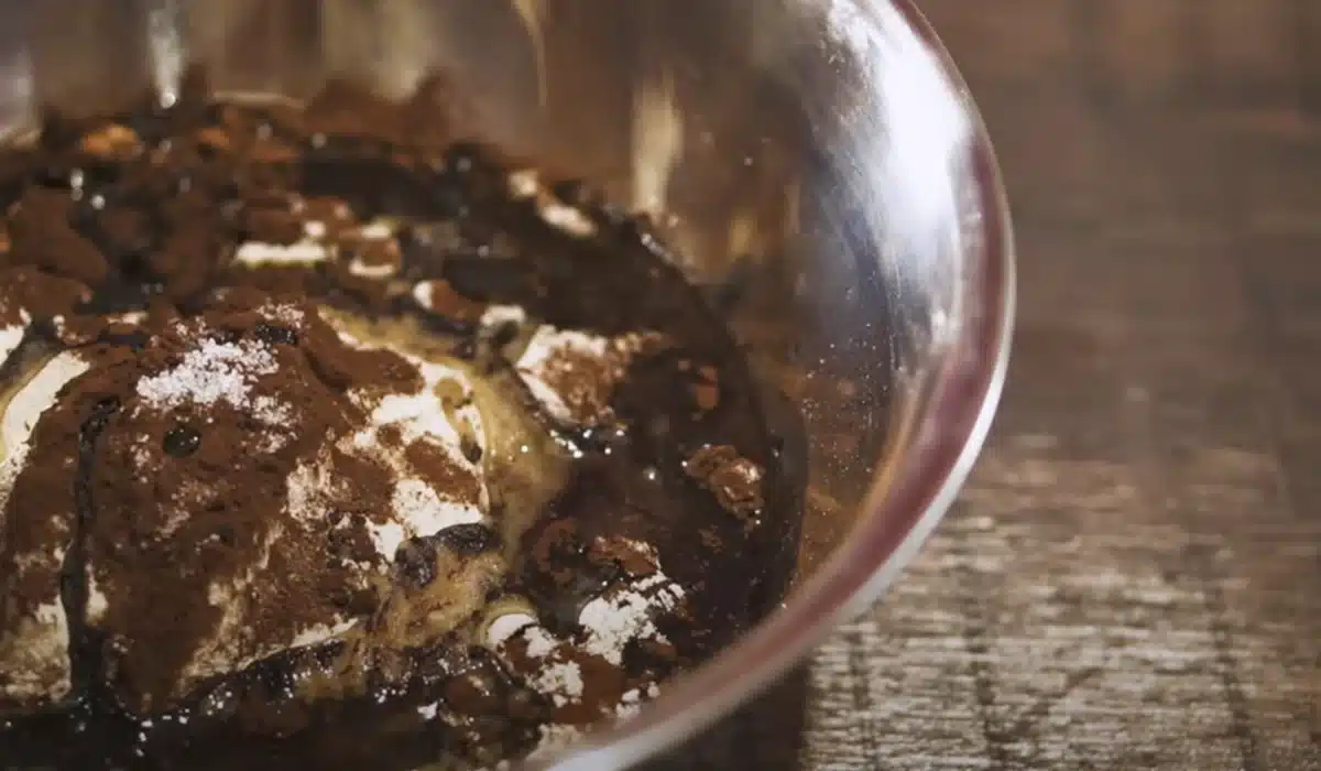 至高のチョコサンドクッキー 粉類を入れたボウルに油を入れる