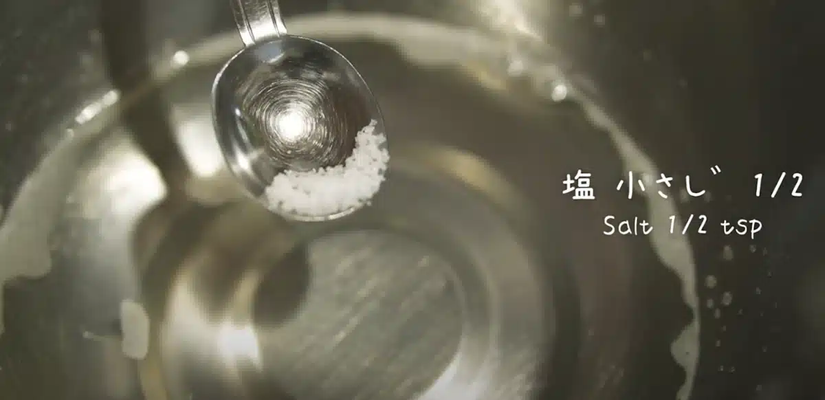 完全無欠バターサンドの作り方 塩を小さじではかっている