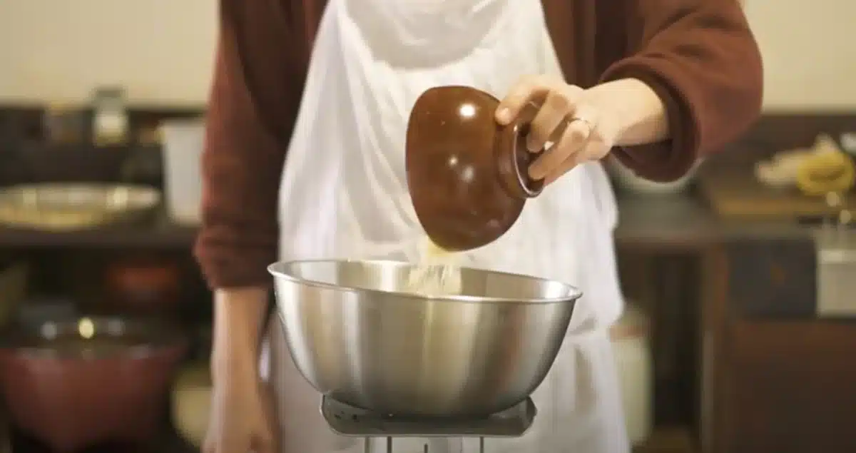 素材の味しっかりめ。ノンシュガーリンゴケーキ 材料をボウルに入れている