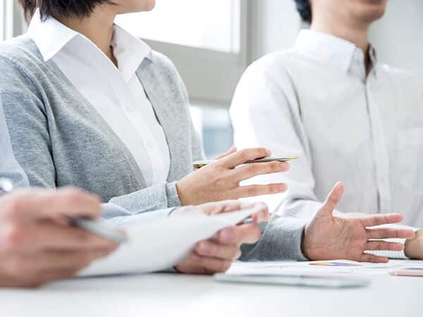 提案をしている女性