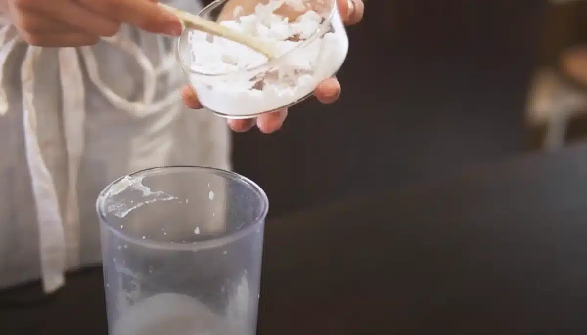 乳不使用で作るふわっふわのホイップクリーム 片栗粉を計量している