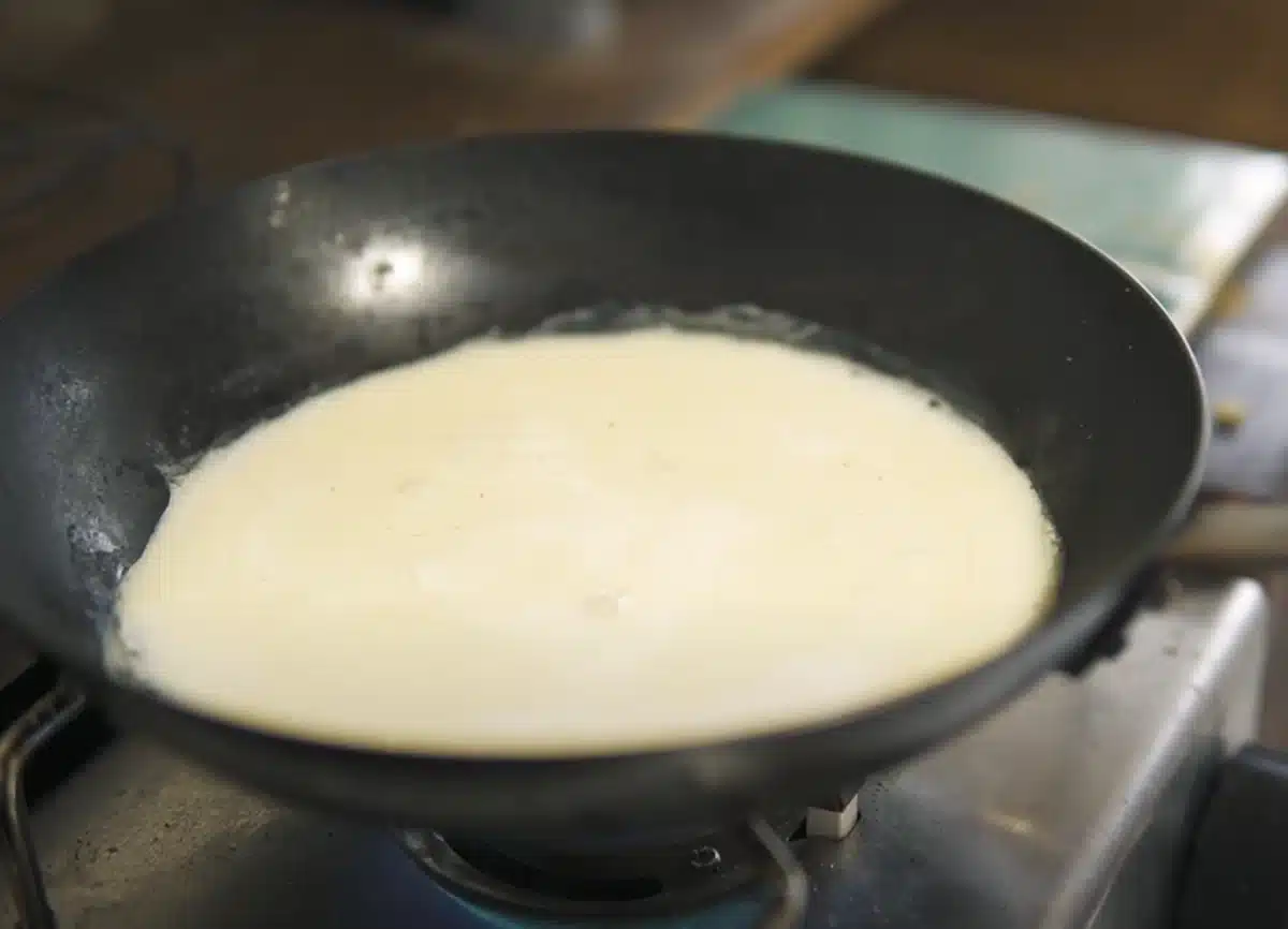 お餅で作るヴィーガンチーズピザのレシピ フライパンで豆乳を沸騰させる