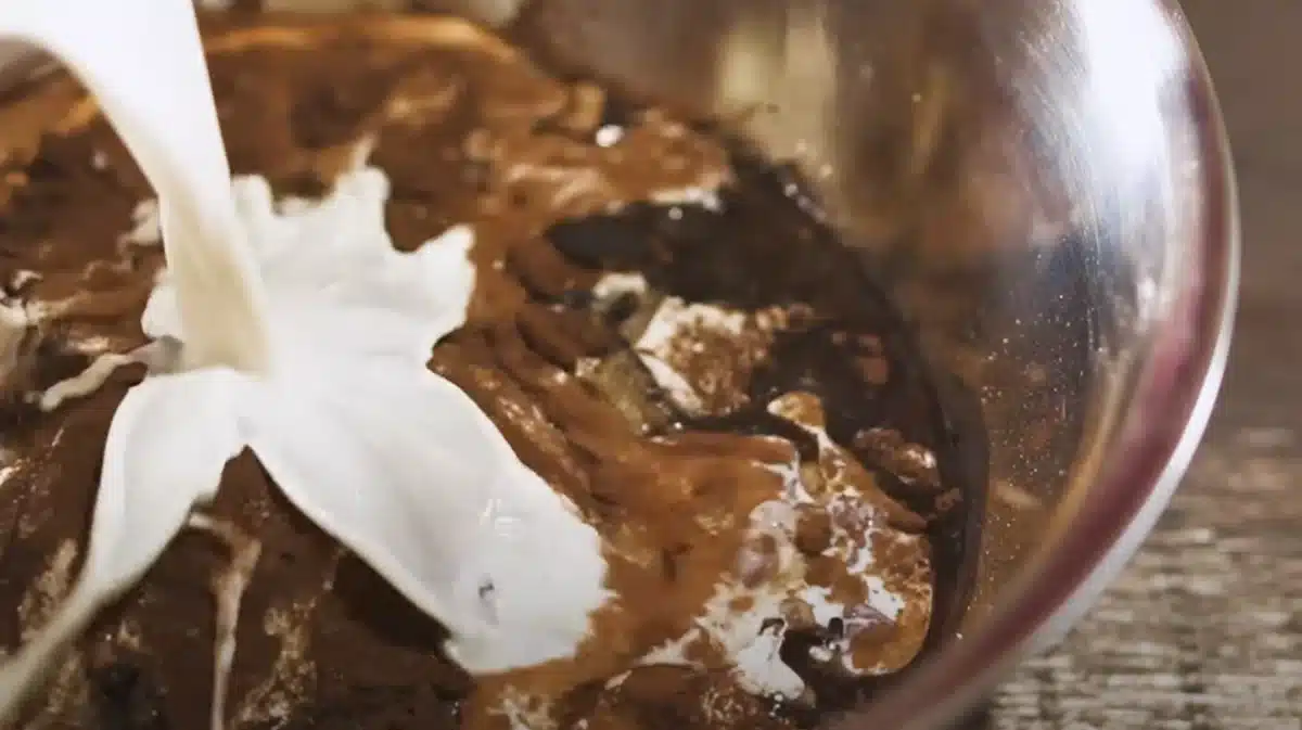 至高のチョコサンドクッキー 粉類と油を入れたボウルに豆乳を入れる