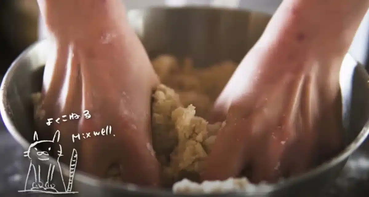 玉ねぎの可能性を感じるオニオンスコーン 生地をこねている