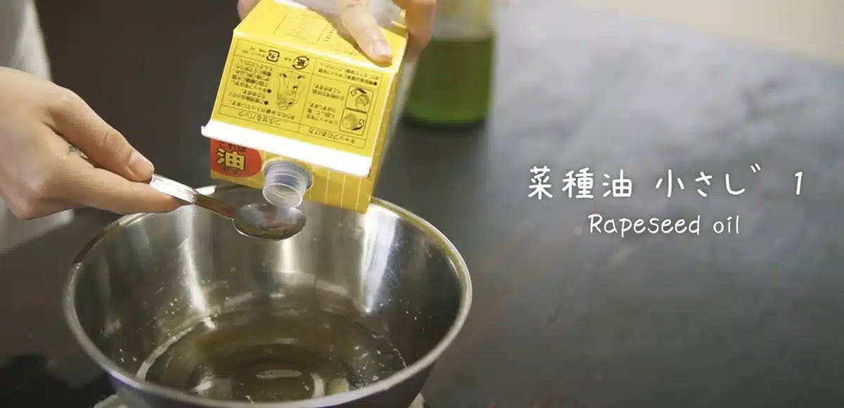 完全無欠バターサンドの作り方 菜種油を小さじではかっている