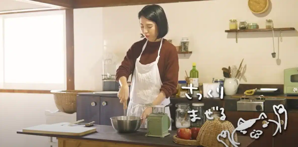 素材の味しっかりめ。ノンシュガーリンゴケーキ お菓子を作っている女性