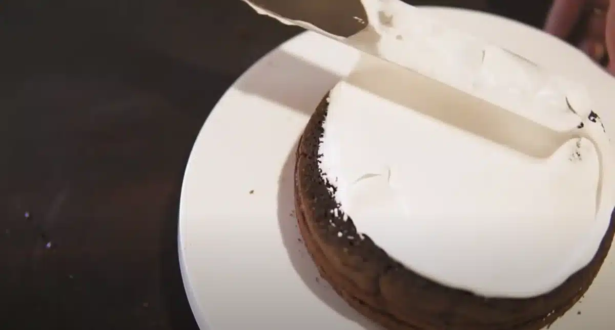 乳不使用で作るふわっふわのホイップクリーム ナッペをしている