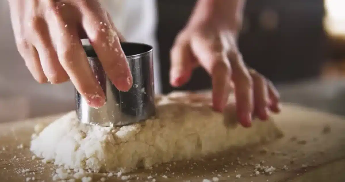 玉ねぎの可能性を感じるオニオンスコーン 生地の形どり