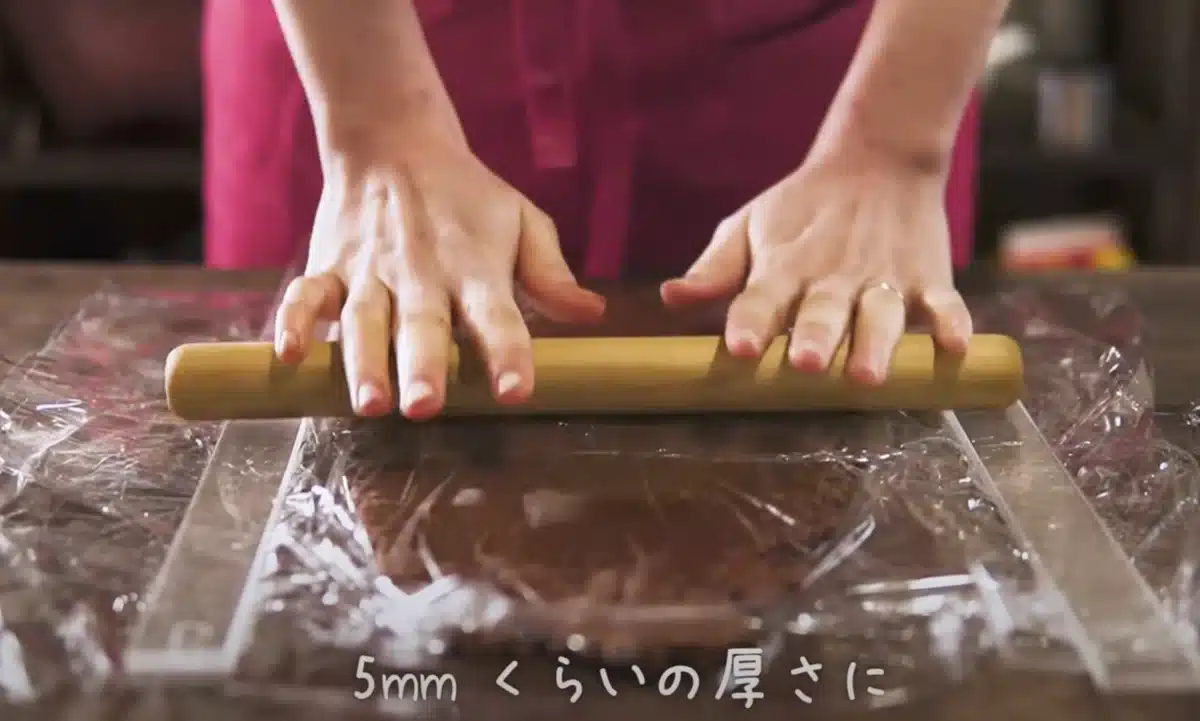 至高のチョコサンドクッキー 生地を伸ばす