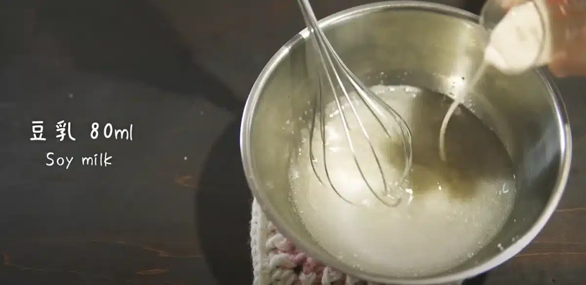完全無欠バターサンドの作り方 ボウルに豆乳を入れている