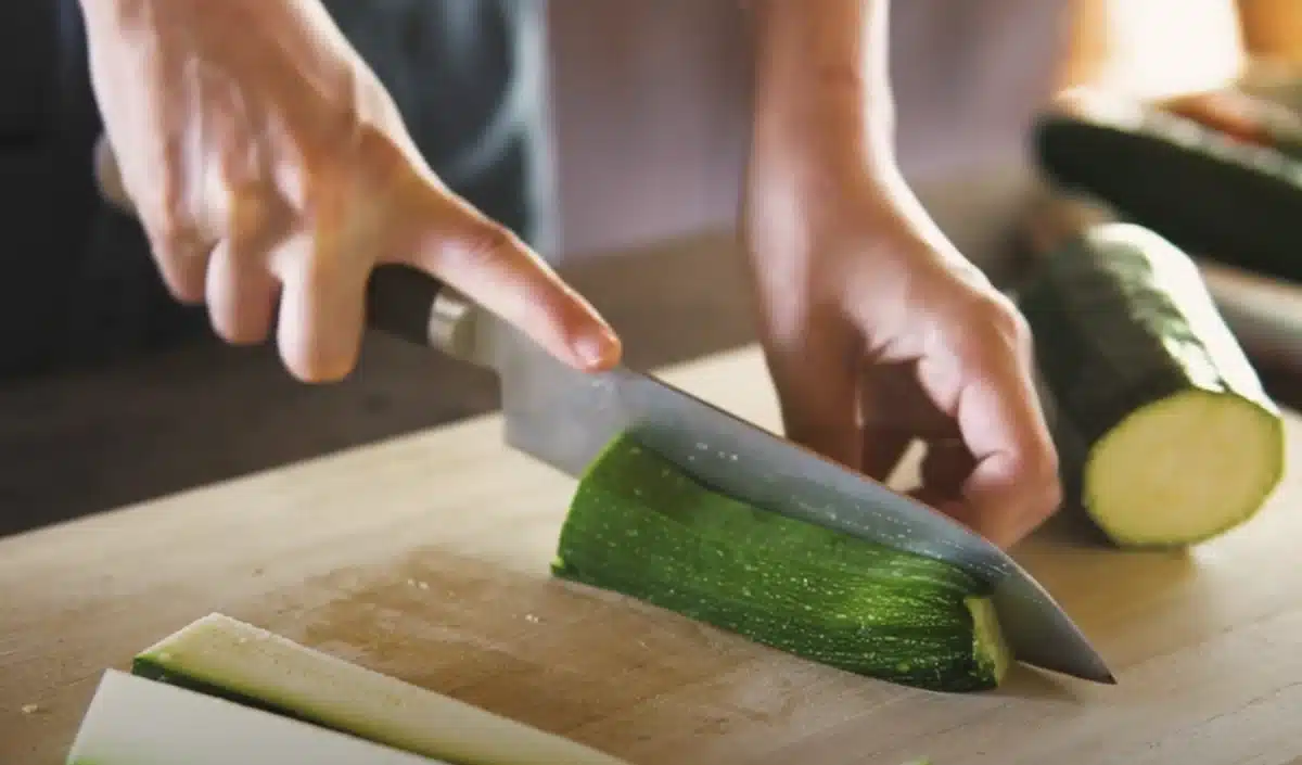 寒天で作る野菜のゼリー寄せのレシピ ズッキーニを包丁で切る