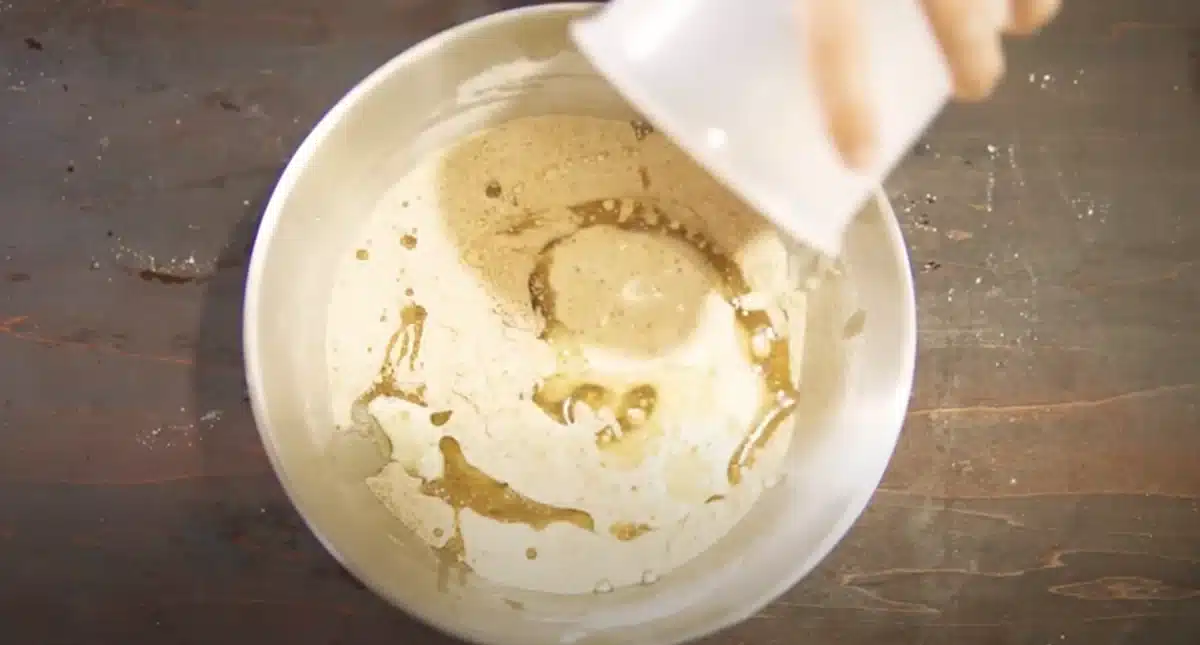 素材の味しっかりめ。ノンシュガーリンゴケーキ 材料をまぜている