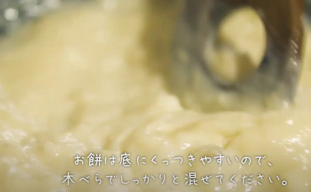 お餅で作るヴィーガンチーズピザのレシピ 豆乳とお餅を混ぜている