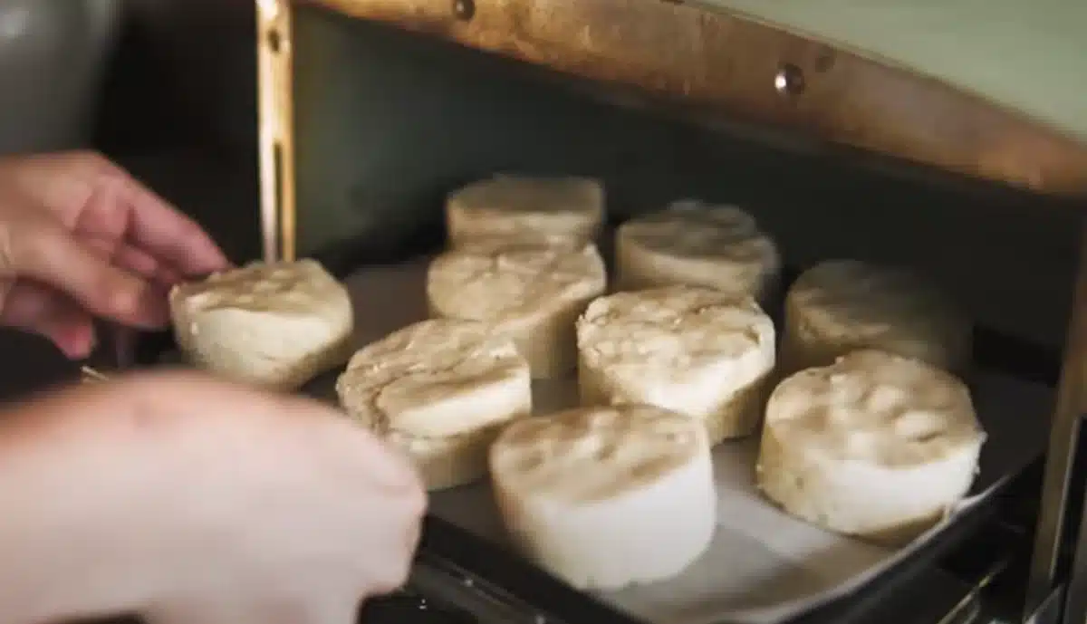 玉ねぎの可能性を感じるオニオンスコーン 生地をオーブンで焼いている