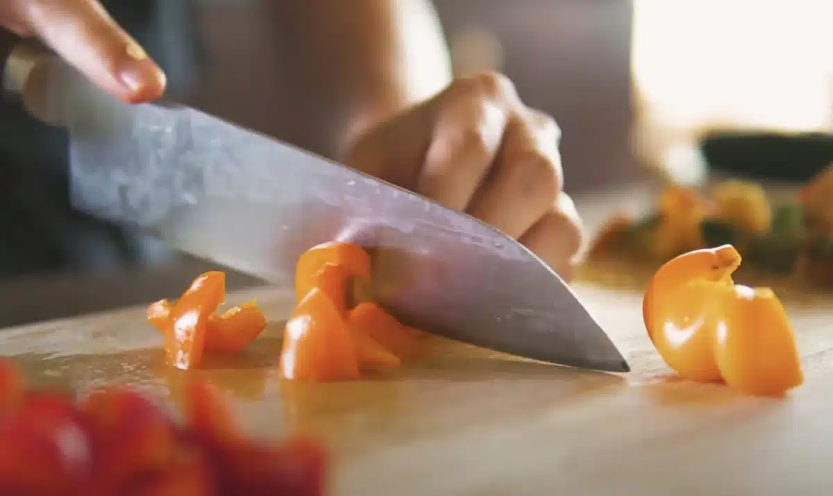 寒天で作る野菜のゼリー寄せのレシピ パプリカを包丁で切る