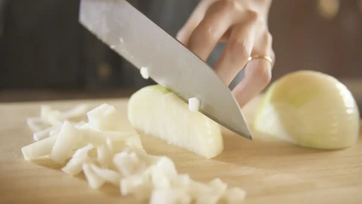 お腹をあっためるルーカレーほっこり風味 包丁で玉ねぎをカットしている