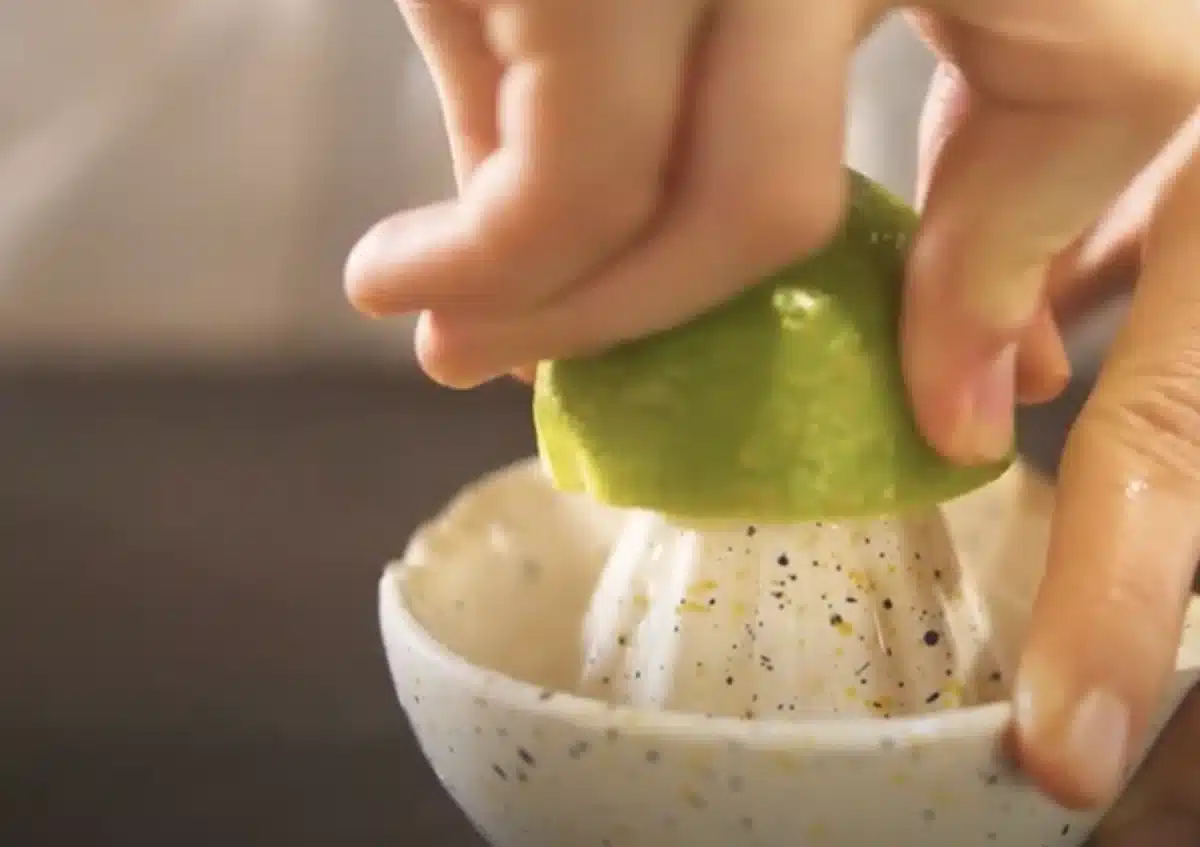 素材の味しっかりめ。ノンシュガーリンゴケーキ レモンをしぼっている