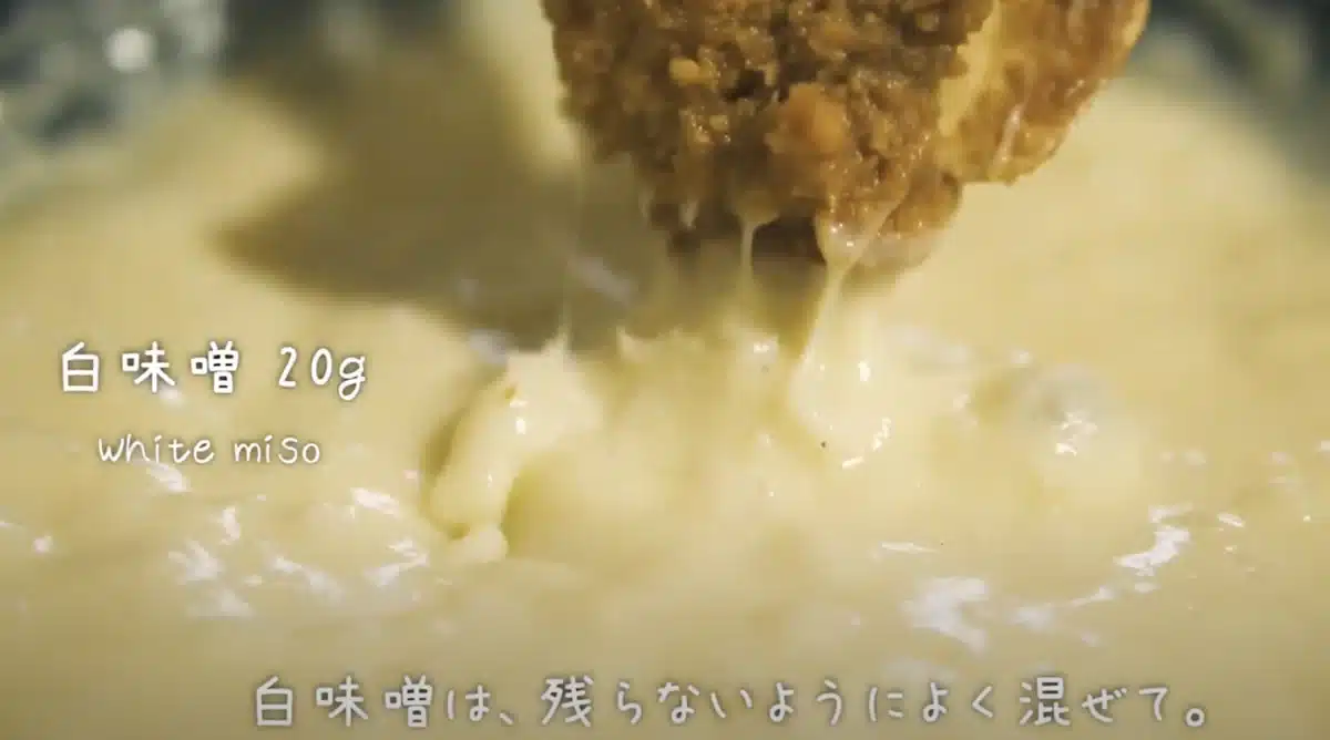 お餅で作るヴィーガンチーズピザのレシピ 白みそを混ぜている