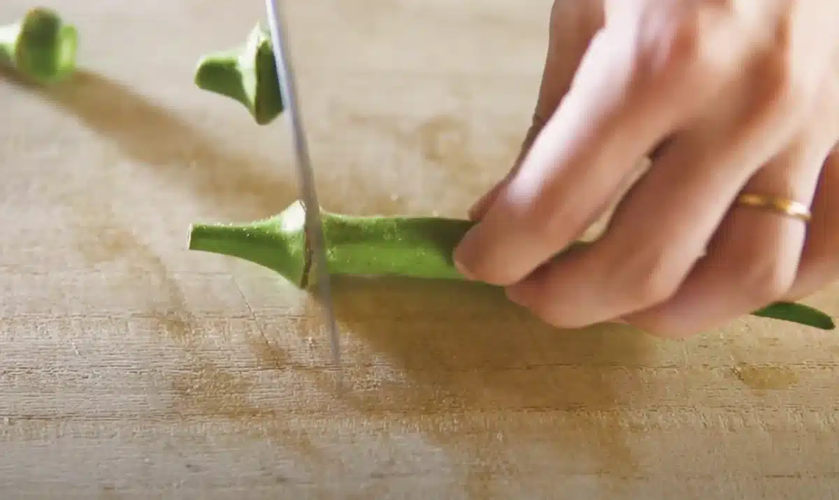 寒天で作る野菜のゼリー寄せのレシピ おくらを包丁で切る