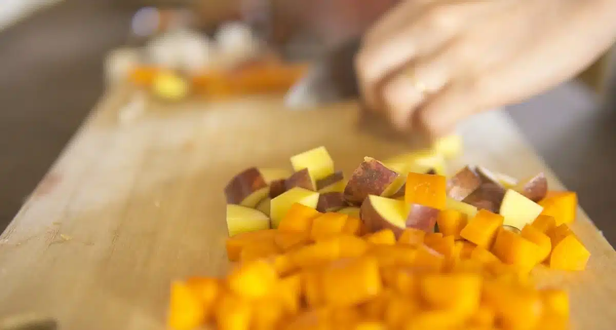 お腹をあっためるルーカレーほっこり風味 人参をみじん切りにしている