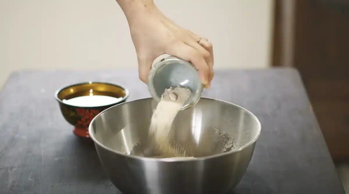 完全無欠バターサンドの作り方 ボウルに粉類を入れる