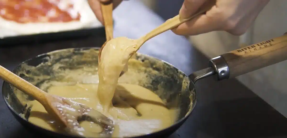 お餅で作るヴィーガンチーズピザのレシピ ピザの生地を作っている