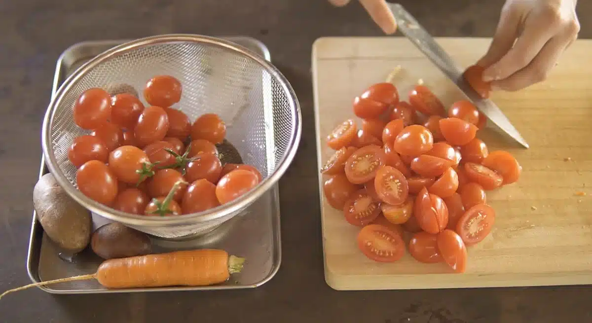 お腹をあっためるルーカレーほっこり風味 プチトマトを包丁で切っている