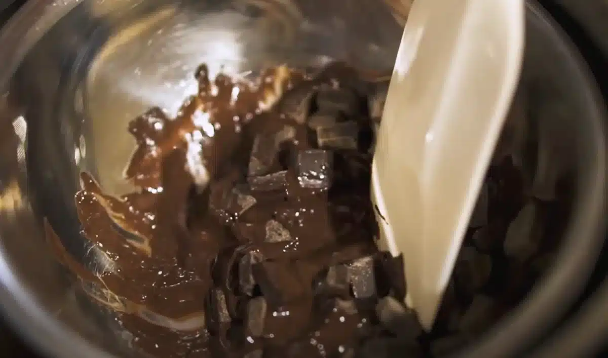 至高のチョコサンドクッキー チョコを湯煎している