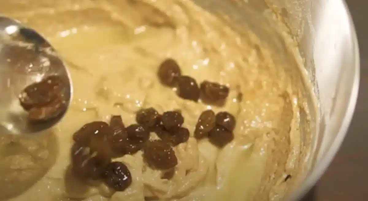 素材の味しっかりめ。ノンシュガーリンゴケーキ 生地にラムレーズンとくるみをいれて混ぜている