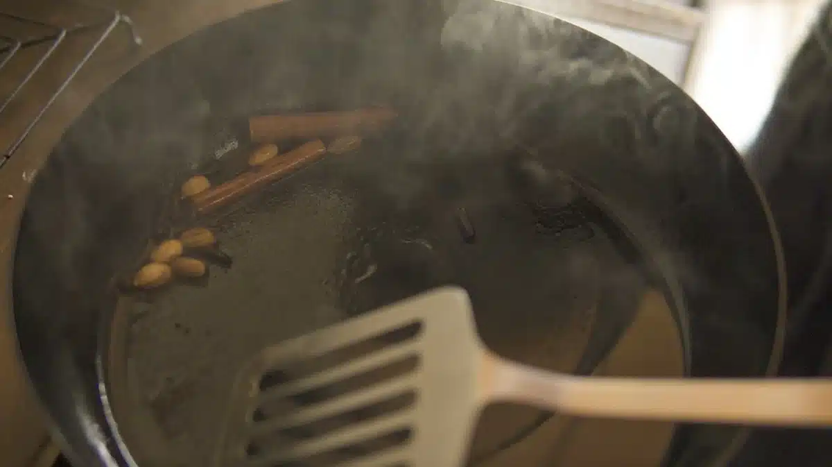 お腹をあっためるルーカレーほっこり風味 フライパンでオリーブオイルを炒めている