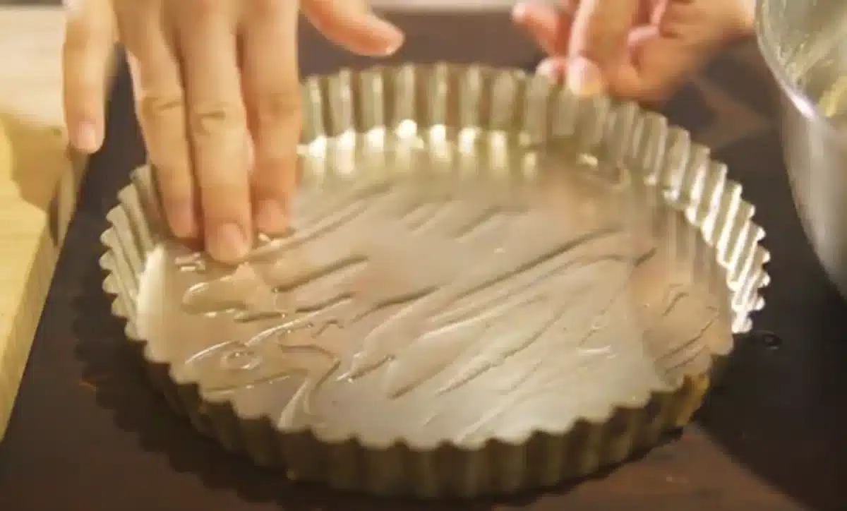 素材の味しっかりめ。ノンシュガーリンゴケーキ 型に油をぬっている