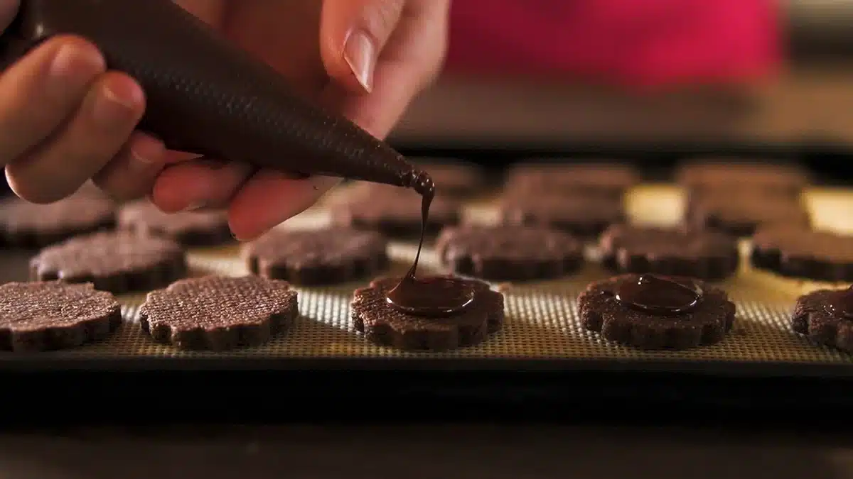 至高のチョコサンドクッキー チョコレートサンドに溶かしたチョコレートをしぼっている