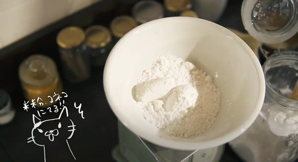 お餅で作るヴィーガンチーズピザのレシピ 粉類を計量している