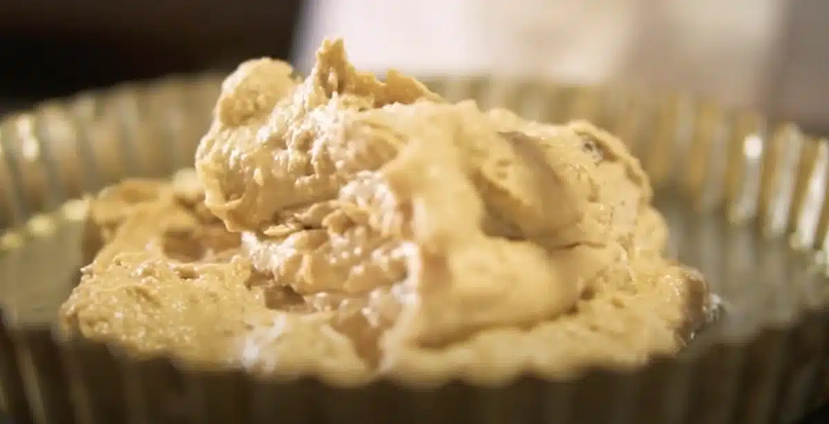 素材の味しっかりめ。ノンシュガーリンゴケーキ 型に生地をいれている