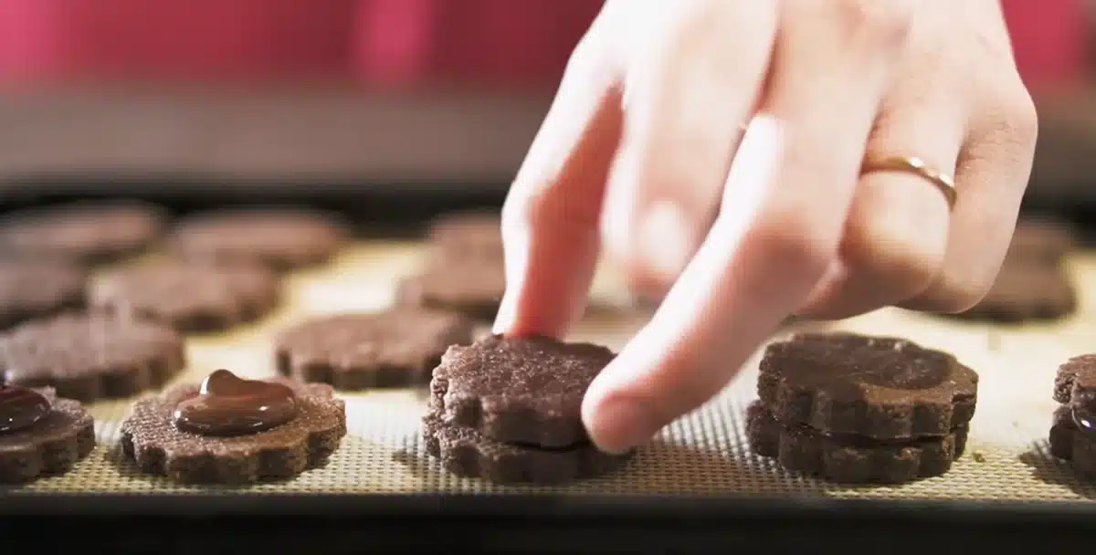 至高のチョコサンドクッキー チョコレートサンドをつくっている