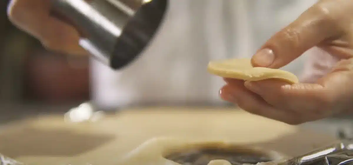 完全無欠バターサンドの作り方 生地の形どり