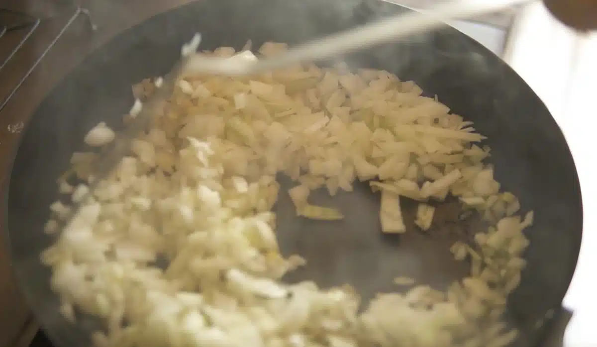 お腹をあっためるルーカレーほっこり風味 フライパンで玉ねぎを炒めている