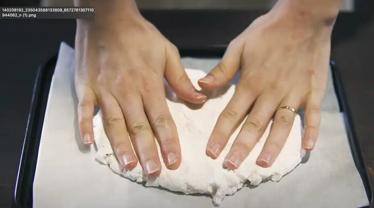 お餅で作るヴィーガンチーズピザのレシピ 生地を薄く伸ばす