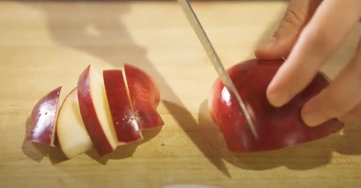 素材の味しっかりめ。ノンシュガーリンゴケーキ 包丁でリンゴをカットしている