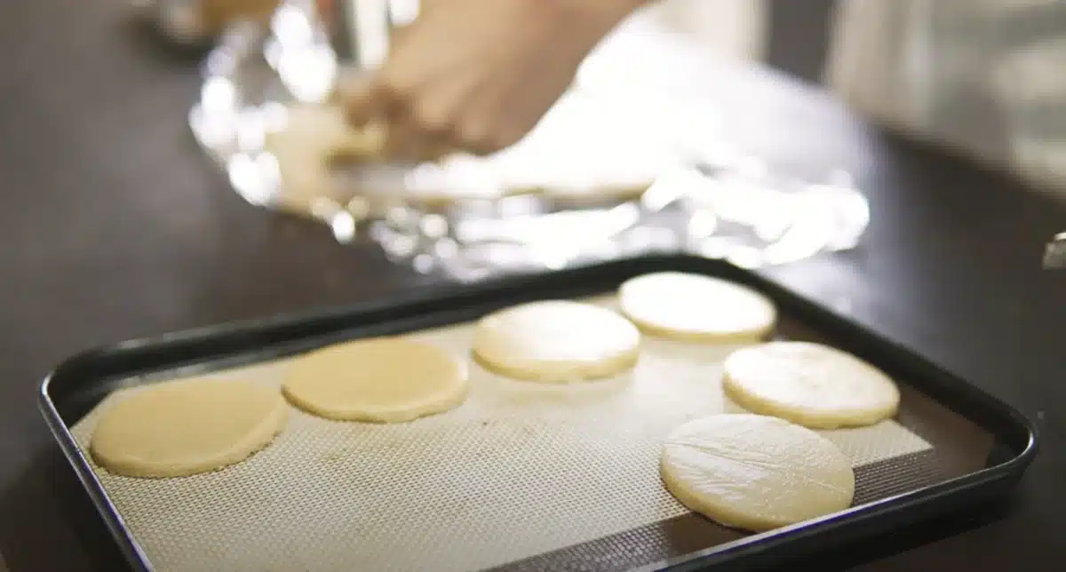 完全無欠バターサンドの作り方 型取りした生地を並べている