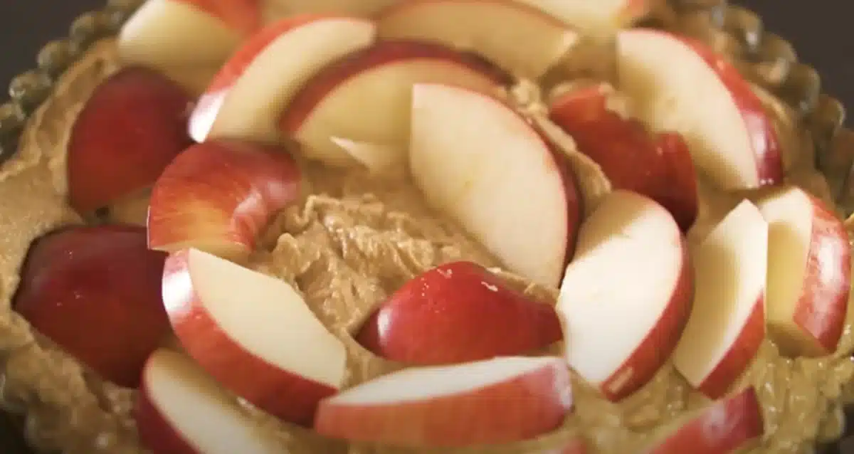 素材の味しっかりめ。ノンシュガーリンゴケーキ 型に生地と、リンゴをのせる