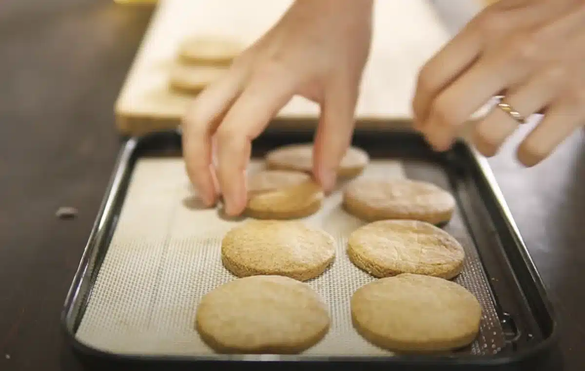 完全無欠バターサンドの作り方 焼けた生地を並べている
