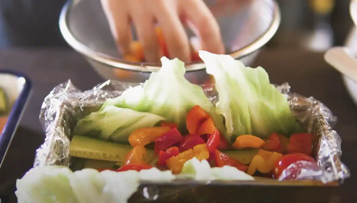 寒天で作る野菜のゼリー寄せのレシピ キャベツをしいた型に野菜を入れる