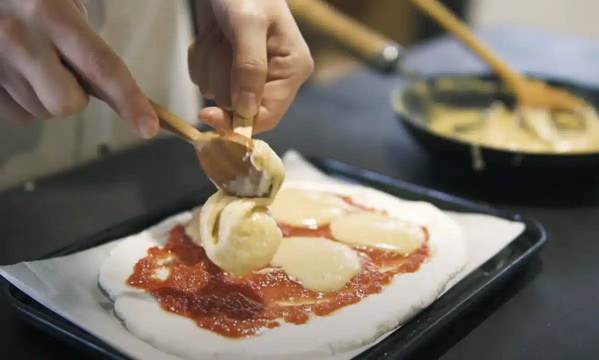 お餅で作るヴィーガンチーズピザのレシピ トマトソースの上に餅をのせる